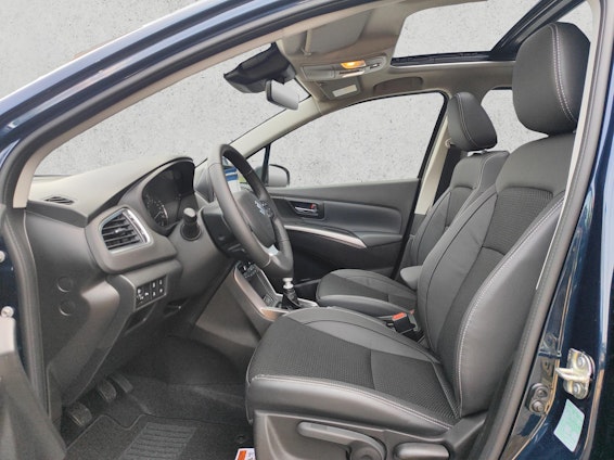 Vehicle image 12