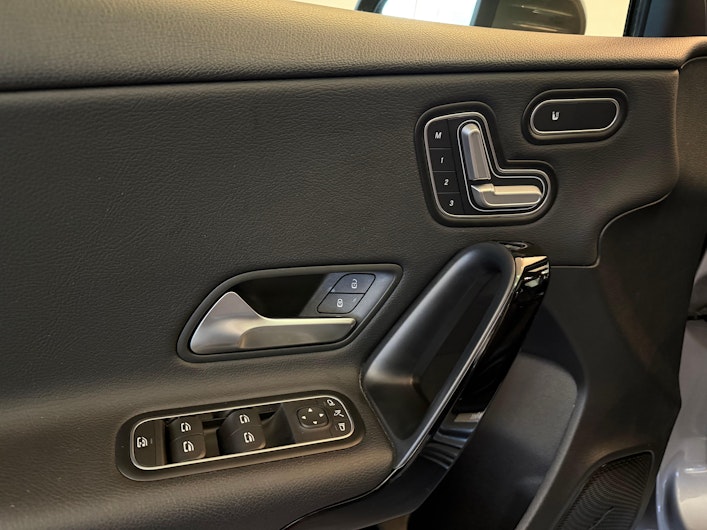 Vehicle image MERCEDES-BENZ A 220