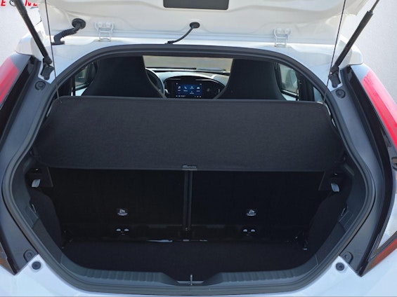 Vehicle image 4 Vehicle image 4