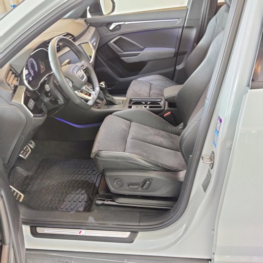 Vehicle image AUDI Q3