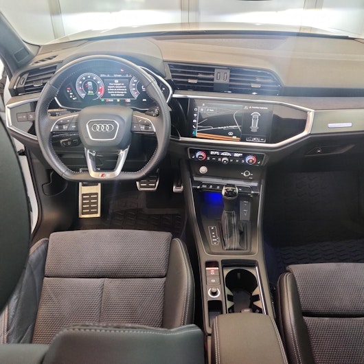 Vehicle image AUDI Q3