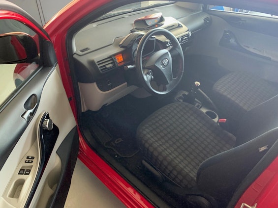 Vehicle image 25