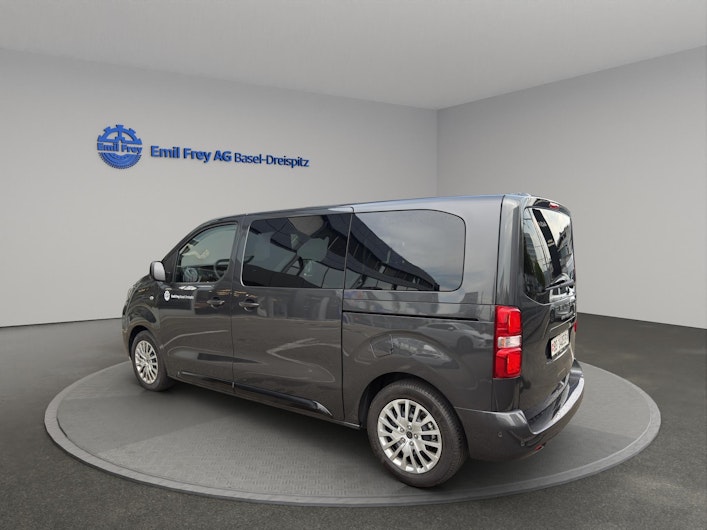 Vehicle image PEUGEOT TRAVELLER