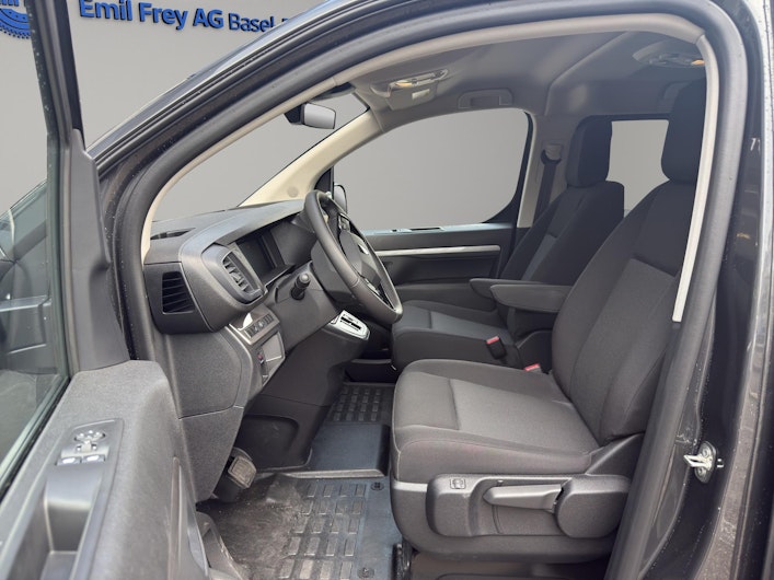 Vehicle image PEUGEOT TRAVELLER