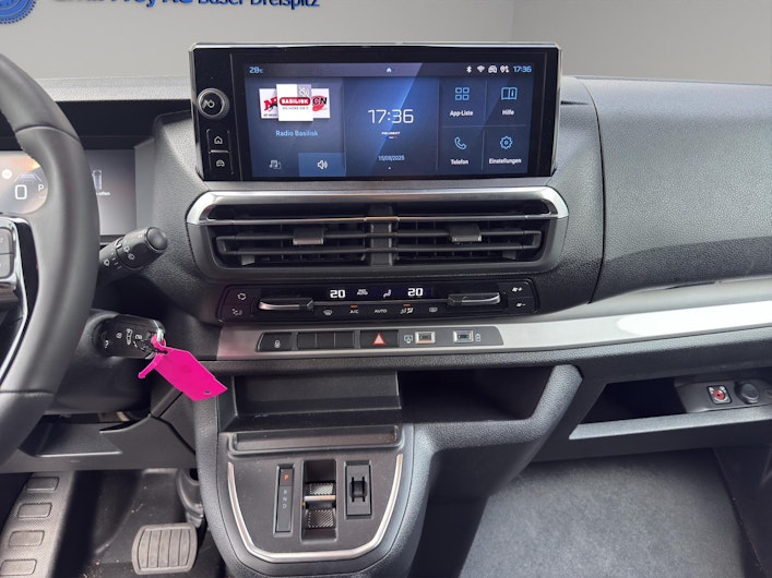 Vehicle image PEUGEOT TRAVELLER