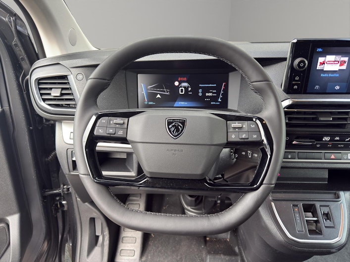 Vehicle image PEUGEOT TRAVELLER