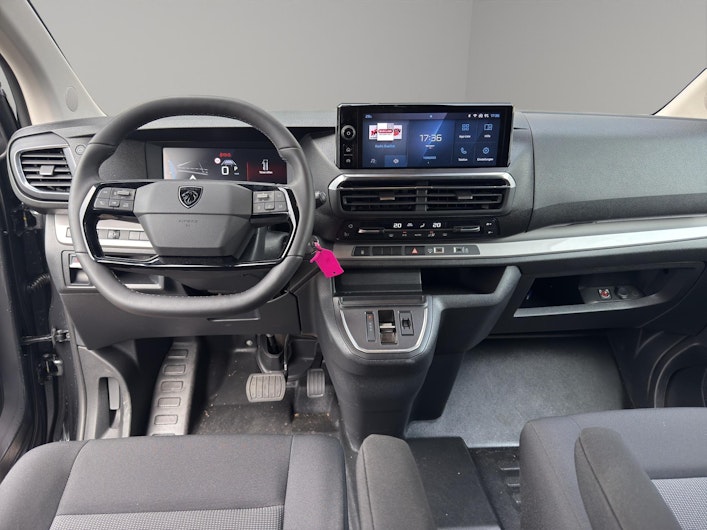 Vehicle image PEUGEOT TRAVELLER