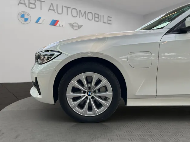 BMW 330e xDrive Touring