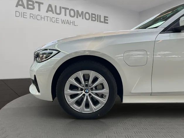 BMW 330e xDrive Touring