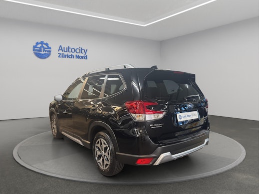 SUBARU Forester Station 2.0i e-Boxer Swiss Plus 1