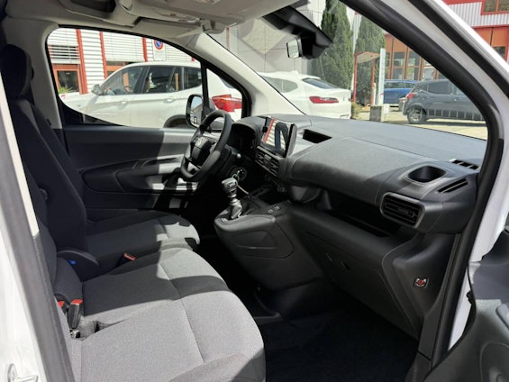 Vehicle image 10 Vehicle image 10