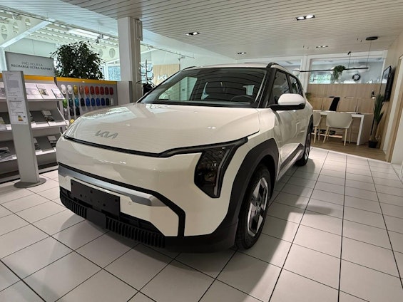First vehicle image