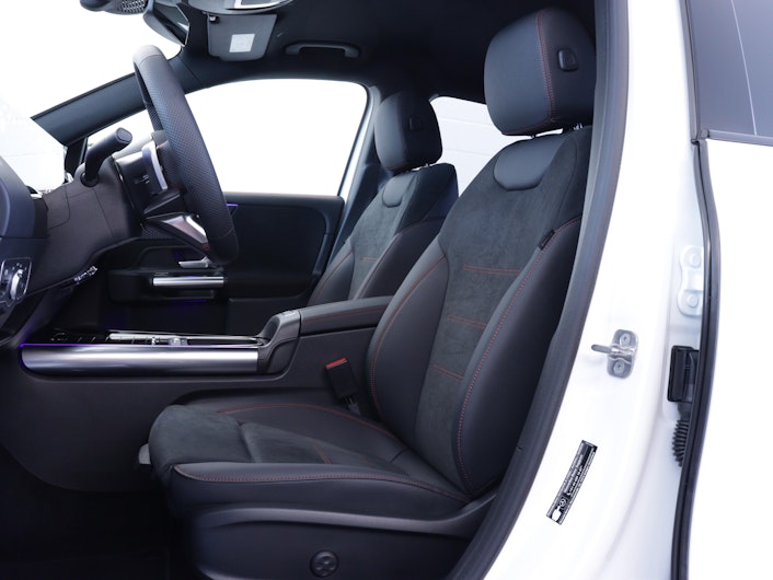 Vehicle image MERCEDES-BENZ GLA 200