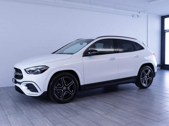 Vehicle image MERCEDES-BENZ GLA 200