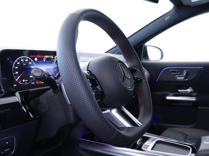 Vehicle image MERCEDES-BENZ GLA 200