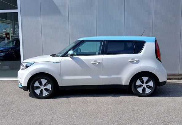 First vehicle image