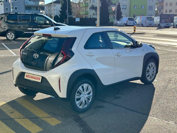 Vehicle image 4 Vehicle image 4