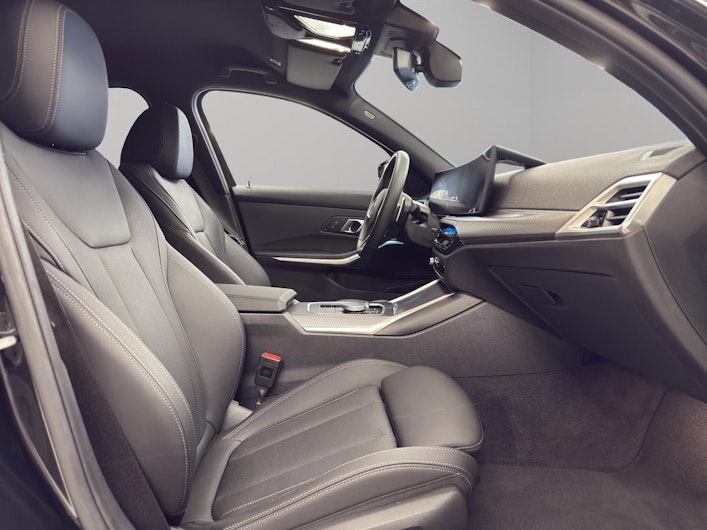 Vehicle image BMW 3 SERIES