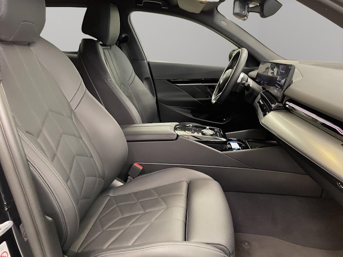 Vehicle image BMW 5 SERIES