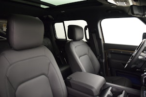 Vehicle image LAND ROVER Defender 110 3.0 D I6 300 X-Dynamic HSE