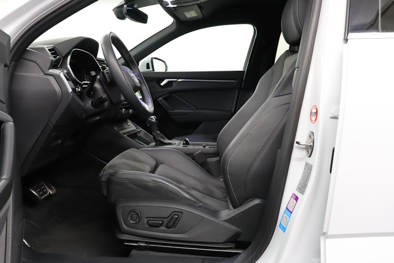 Vehicle image AUDI Q3