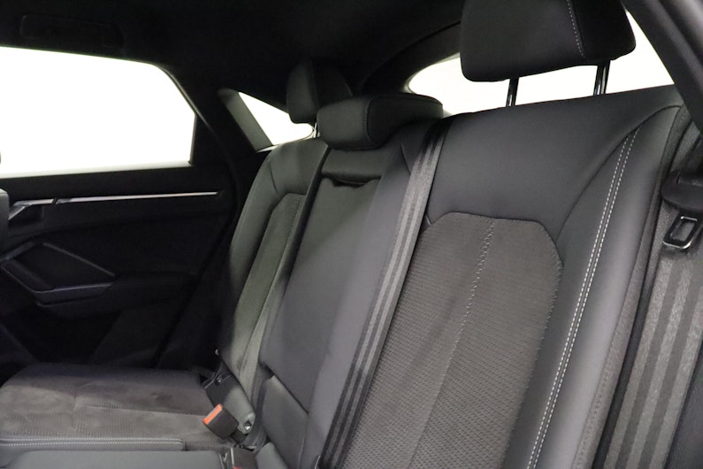 Vehicle image AUDI Q3