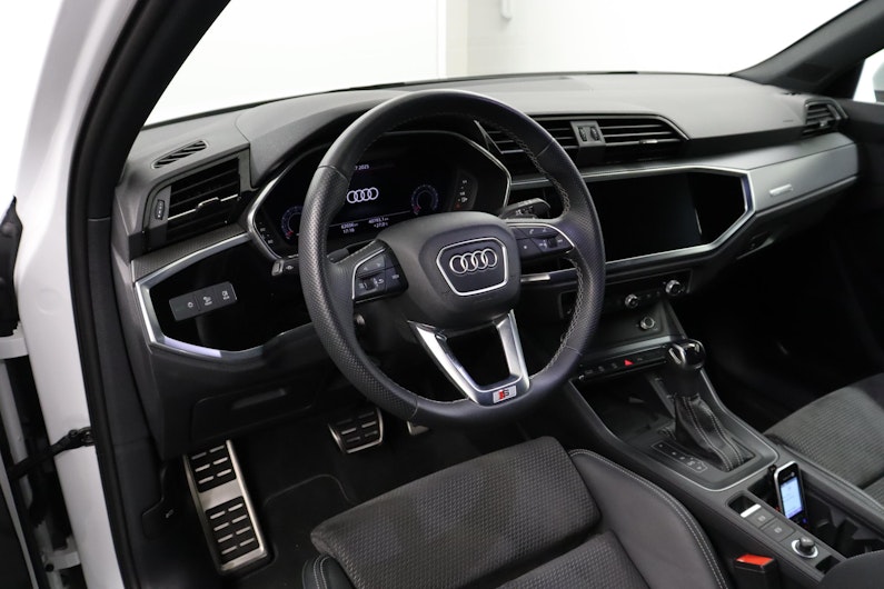 Vehicle image AUDI Q3