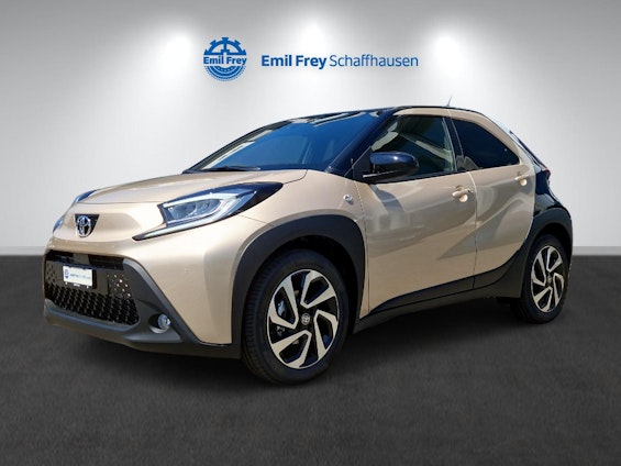 First vehicle image