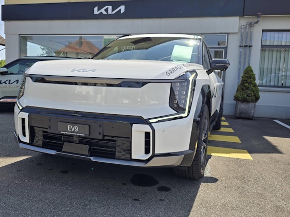 First vehicle image