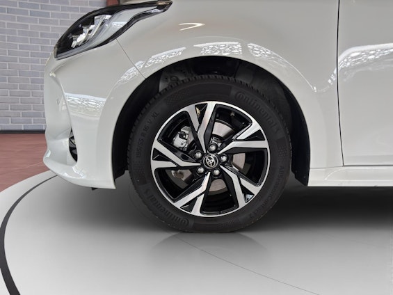 Vehicle image 6