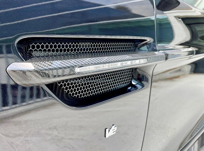 Vehicle image ASTON MARTIN V12 Vanquish