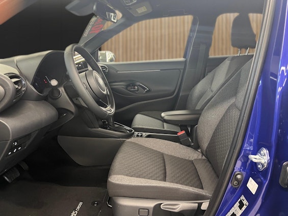 Vehicle image 10