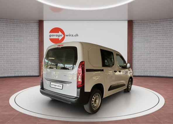 Vehicle image 4 Vehicle image 4