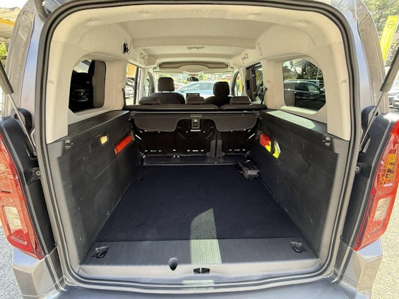 Vehicle image 14 Vehicle image 14