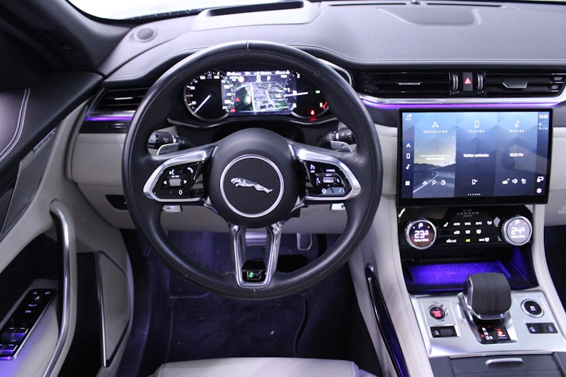 Vehicle image JAGUAR F-PACE