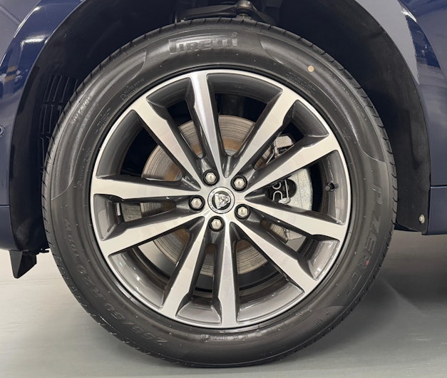 Vehicle image JAGUAR F-PACE