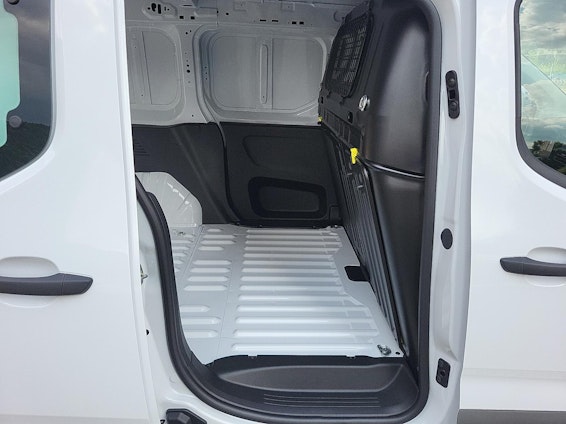 Vehicle image 15 Vehicle image 15