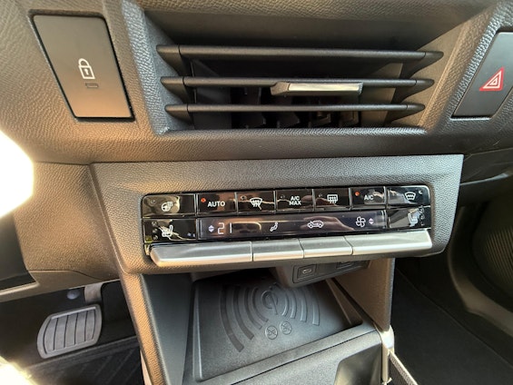 Vehicle image 17 Vehicle image 17