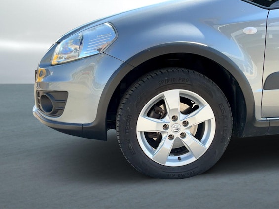 Vehicle image 13