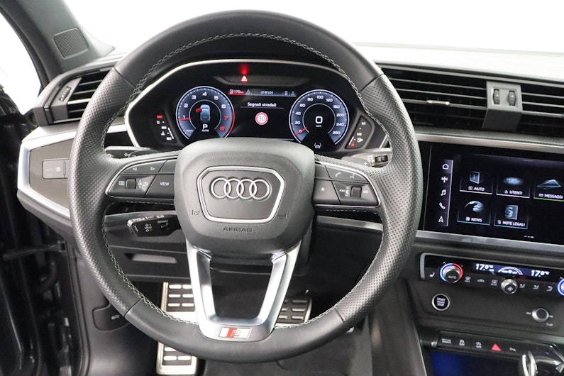 Vehicle image AUDI Q3