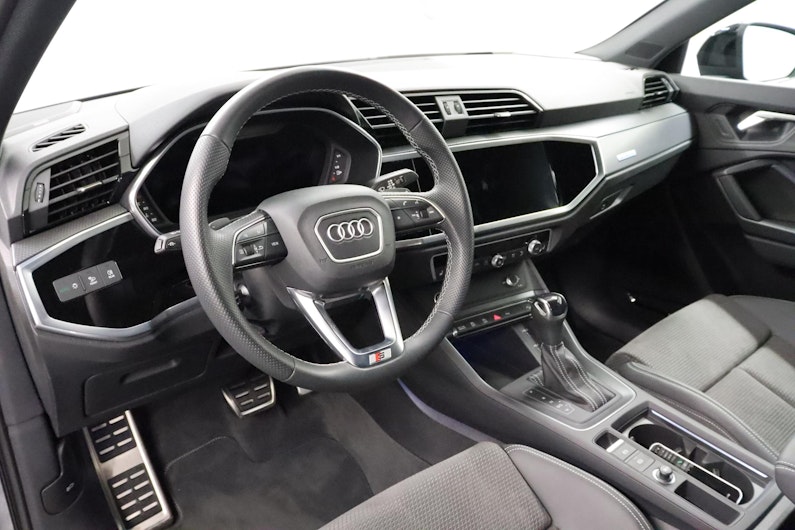 Vehicle image AUDI Q3