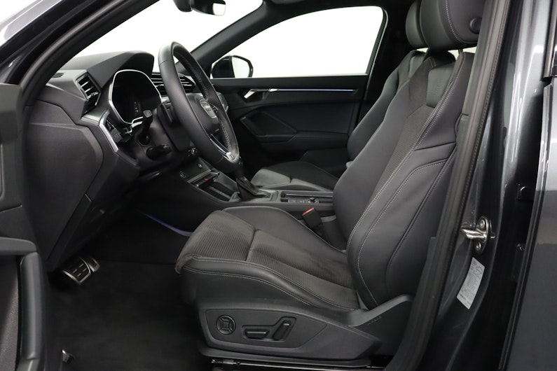 Vehicle image AUDI Q3