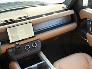 Land Rover Defender 130 3.0 D I6 300 X-Dynamic HSE