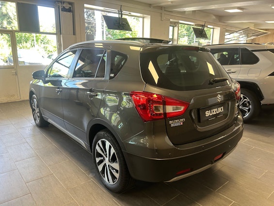 Vehicle image 6