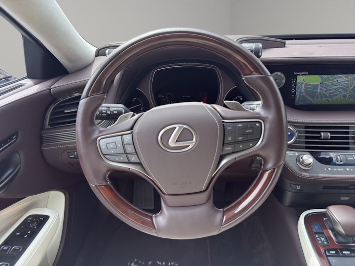 Vehicle image LEXUS LS