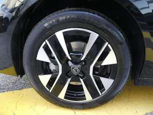 Peugeot 208 1.2 Hybrid Allure Premium Bern Edition