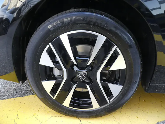 Peugeot 208 1.2 Hybrid Allure Premium Bern Edition