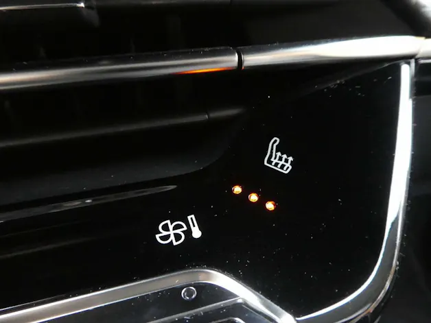 Peugeot 208 1.2 Hybrid Allure Premium Bern Edition