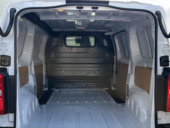 Vehicle image 18 Vehicle image 18