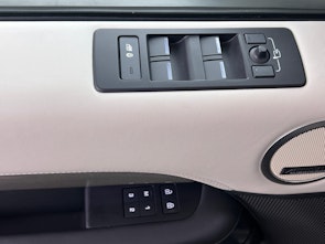 Vehicle image LAND ROVER Discovery 3.0 D I6 300 Metropolitan Edition